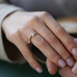 0,90 Karat Diamant Ring mit GIA Zertifikat, Gelbgold 750 / 18K, Breite 1,7 mm,Weite 55 mm, Gewicht ca. 3.41 g.