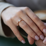 0,90 Karat Diamant Ring mit GIA Zertifikat, Rotgold 750 / 18K, Breite 1,7 mm,Weite 50 mm, Gewicht ca. 3.41 g.