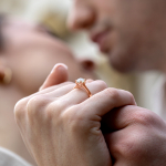 1 Karat Diamant Ring mit GIA Zertifikat, Rotgold 750 / 18K, Breite 1,7 mm,Weite 54 mm, Gewicht ca. 3.41 g.