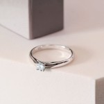 0,20 Karat Diamant Verlobungsring, Weißgold 750 / 18K, Weite 50 mm, Gewicht ca. 2.39 g.