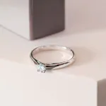 0,20 Karat Diamant Verlobungsring, Weißgold 750 / 18K, Weite 49 mm, Gewicht ca. 2.39 g.