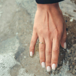 0,10 Karat Diamant Verlobungsring, Gelbgold 750 / 18K, Breite 2 mm, Weite 58 mm, Gewicht ca. 2.03 g.