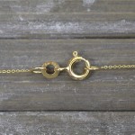 Goldkette als Ankerkette flach in Gelbgold 333 / 8K, 60 cm lang, 0,8 mm breit, Gewicht ca. 1 g.