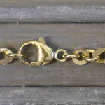 Armband als Panzerkette flach in Gelbgold 333 / 8 Karat, 23 cm lang, 4.7 mm breit, Gewicht ca. 11,8 g.