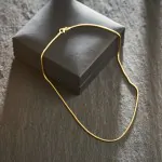 Goldkette als Schlangenkette in Gelbgold 750 / 18K, 34 cm lang, 1,6 mm breit, Gewicht ca. 5.1 g.