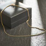 Goldkette als Schlangenkette in Gelbgold 333 / 8K, 42 cm lang, 0,8 mm breit, Gewicht ca. 1.8 g.