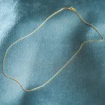 Goldkette als Schlangenkette in Gelbgold 750 / 18K, 38 cm lang, 0,8 mm breit, Gewicht ca. 2.4 g.