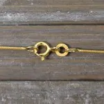 Goldkette als Schlangenkette in Gelbgold 333 / 8K, 50 cm lang, 0,9 mm breit, Gewicht ca. 3.6 g.
