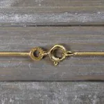 Goldkette als Schlangenkette in Gelbgold 333 / 8K, 40 cm lang, 1,1 mm breit, Gewicht ca. 3.6 g.