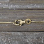 Goldkette als Schlangenkette in Gelbgold 333 / 8K, 42 cm lang, 1,1 mm breit, Gewicht ca. 4.2 g.