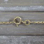 Goldkette als Ankerkette stirnseitig diamantiert in Gelbgold 333 / 8K, 42 cm lang, 1,3 mm breit, Gewicht ca. 3.2 g.