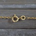 Goldkette als Ankerkette stirnseitig diamantiert in Gelbgold 333 / 8K, 45 cm lang, 1,6 mm breit, Gewicht ca. 5 g.