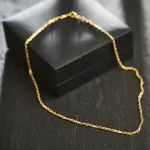 Goldkette als Ankerkette diamantiert in Gelbgold 375 / 9K, 42 cm lang, 2 mm breit, Gewicht ca. 7.8 g.