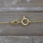 Goldkette als Ankerkette flach in Gelbgold 375 / 9K, 34 cm lang, 0,8 mm breit, Gewicht ca. 0.6 g.