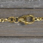 Goldkette als Panzerkette weit in Gelbgold 375 / 9 Karat, 36 cm lang, 2.6 mm breit, Gewicht ca. 2.6 g.