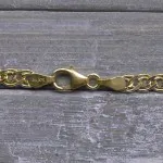 Armband als Zwillingspanzerkette in Gelbgold 375 / 9K, 17 cm lang, 3,9 mm breit, Gewicht ca. 1.7 g.