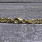 Armband als Zwillingspanzerkette in Gelbgold 375 / 9K, 18 cm lang, 3,9 mm breit, Gewicht ca. 1.8 g.