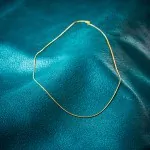 Goldkette als Schlangenkette in Gelbgold 333 / 8K, 38 cm lang, 0,9 mm breit, Gewicht ca. 2.7 g.
