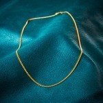 Goldkette als Panzerkette flach 0.8 Höhe in Gelbgold 333 / 8K, 36 cm lang, 2,4 mm breit, Gewicht ca. 4.8 g.