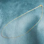 Goldkette als Ankerkette flach in Gelbgold 375 / 9K, 42 cm lang, 0,8 mm breit, Gewicht ca. 0.8 g.