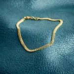 Armband als Panzerkette flach in Gelbgold 375 / 9K, 19 cm lang, 2,7 mm breit, Gewicht ca. 3.4 g.