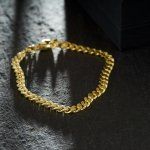 Armband als Panzerkette flach in Gelbgold 585 / 14K, 18,7 cm lang, 4,7 mm breit, Gewicht ca. 10.8 g.