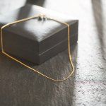 Goldkette als Panzerkette flach in Gelbgold 375 / 9K, 36 cm lang, 1,1 mm breit, Gewicht ca. 1.3 g.