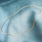 Goldkette als Panzerkette flach in Gelbgold 375 / 9K, 42 cm lang, 2,1 mm breit, Gewicht ca. 5 g.