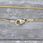 Goldkette als Schlangenkette in Gelbgold 585 / 14K, 38 cm lang, 1,4 mm breit, Gewicht ca. 3.4 g.