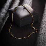 Goldkette als Schlangenkette in Gelbgold 375 / 9K, 45 cm lang, 0,9 mm breit, Gewicht ca. 3.3 g.