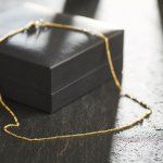 Goldkette als Figarokette diamantiert in Gelbgold 333 / 8K, 45 cm lang, 1,5 mm breit, Gewicht ca. 2 g.