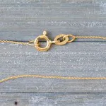 Goldkette als Ankerkette rund in Gelbgold 750 / 18K, 42 cm lang, 0,8 mm breit, Gewicht ca. 1.1 g.
