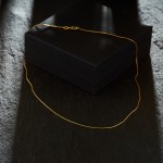 Goldkette als Schlangenkette in Gelbgold 750 / 18K, 38 cm lang, 0,8 mm breit, Gewicht ca. 2.2 g.