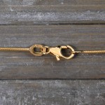 Goldkette als Schlangenkette in Gelbgold 750 / 18K, 42 cm lang, 0,9 mm breit, Gewicht ca. 4.3 g.