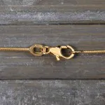 Goldkette als Schlangenkette in Gelbgold 750 / 18K, 40 cm lang, 0,9 mm breit, Gewicht ca. 4 g.