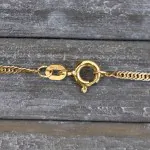 Goldkette als Singapurkette in Gelbgold 750 / 18 Karat, 38 cm lang, 1.8 mm breit, Gewicht ca. 2.5 g.