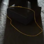 Goldkette als Figarokette diamantiert in Gelbgold 750 / 18 Karat, 65 cm lang, 1.5 mm breit, Gewicht ca. 3.7 g.