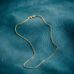 Goldkette als Figarokette diamantiert in Gelbgold 750 / 18 Karat, 34 cm lang, 1.5 mm breit, Gewicht ca. 1.9 g.