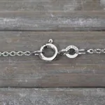 Goldkette als Ankerkette rund Weißgold 333 / 8K, 38 cm lang, 1,5 mm breit, Gewicht ca. 2.4 g.