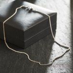 Goldkette als Panzerkette flach Weißgold 585 / 14K, 36 cm lang, 1,4 mm breit, Gewicht ca. 2.6 g.