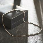 Goldkette als Schlangenkette in Weißgold 585 / 14K, 38 cm lang, 1,2 mm breit, Gewicht ca. 3.9 g.