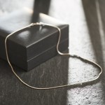 Goldkette als Schlangenkette in Weißgold 585 / 14K, 34 cm lang, 1,2 mm breit, Gewicht ca. 3.3 g.