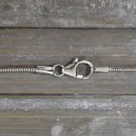 Goldkette als Schlangenkette in Weißgold 333 / 8K, 45 cm lang, 1,2 mm breit, Gewicht ca. 2.1 g.
