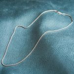 Goldkette als Schlangenkette in Weißgold 750 / 18K, 42 cm lang, 1,4 mm breit, Gewicht ca. 6.1 g.