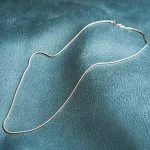 Goldkette als Schlangenkette in Weißgold 585 / 14K, 95 cm lang, 1,4 mm breit, Gewicht ca. 11.6 g.