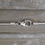 Goldkette als Schlangenkette in Weißgold 333 / 8K, 50 cm lang, 1,6 mm breit, Gewicht ca. 5.4 g.