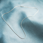 Goldkette als Schlangenkette in Weißgold 375 / 9K, 45 cm lang, 0,9 mm breit, Gewicht ca. 3.3 g.