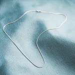 Goldkette als Schlangenkette in Weißgold 375 / 9K, 45 cm lang, 0,9 mm breit, Gewicht ca. 3.3 g.