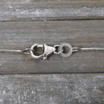 Goldkette als Schlangenkette in Weißgold 333 / 8K, 45 cm lang, 0,9 mm breit, Gewicht ca. 3.2 g.