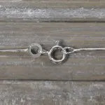 Goldkette als Schlangenkette diamantiert in Weißgold 333 / 8K, 42 cm lang, 0,8 mm breit, Gewicht ca. 2.3 g.